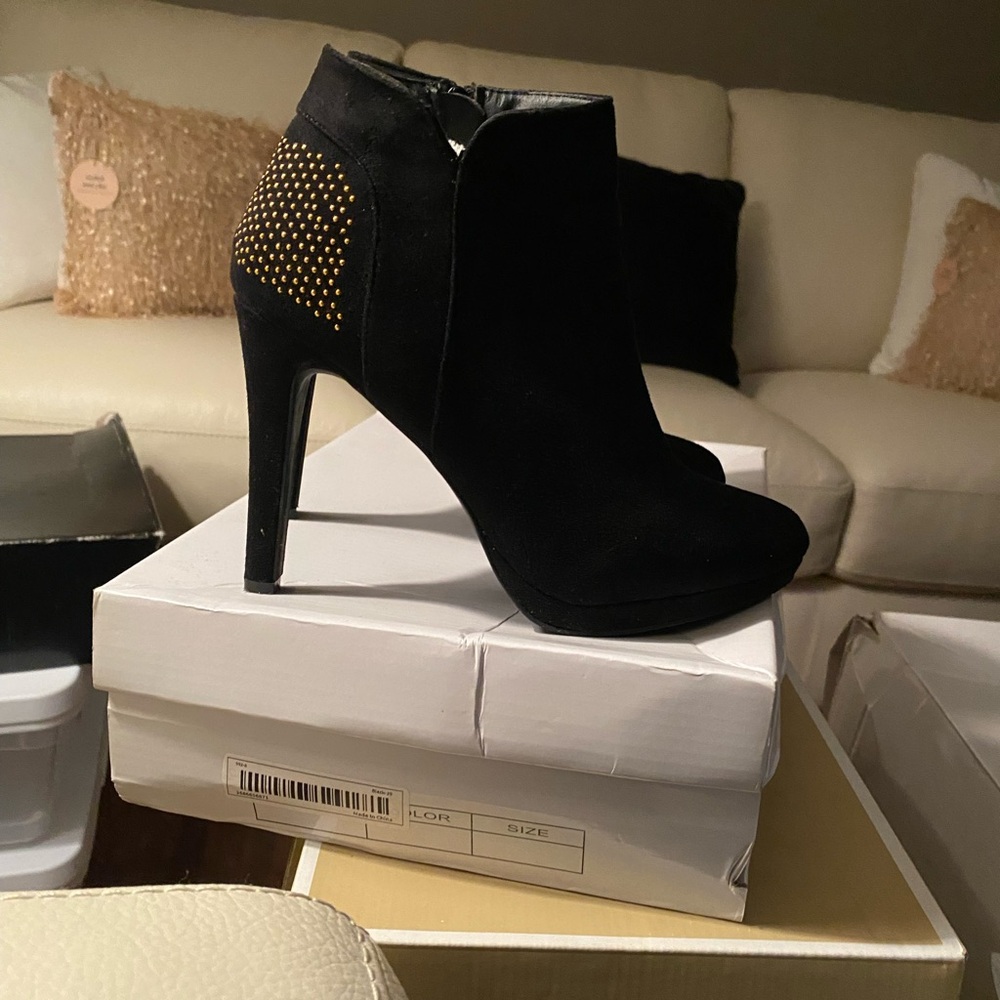 Chic Black Heeled Boots with Gold Accents